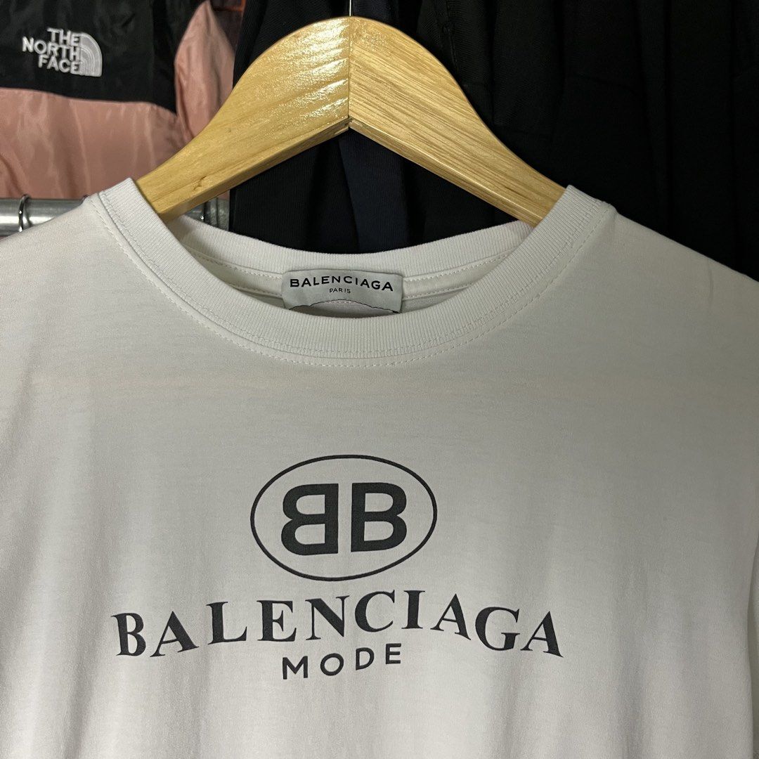BALENCIAGA BB MODE LOGI DESIGN (Category: Luxury Apparel) located in Daet. Submitted by wearthriftingcloth. (Listing ID 1467143623, Image 3). Description: 👕BALENCIAGA Size:S Measurement: W16xL22 Issue(s): ONE PINHOLE ONLY Condition: 9.5/10 Color rate: 9.5/10 ➡️Swipe- to see more detail pic 📌No Deleting/Cancelation‼️ 📌Color may Vary Due to Lighting‼️ 📌Please be responsible buyer Bogus/Flaker will be posted‼️ 📌All ltems Need Wash‼️.