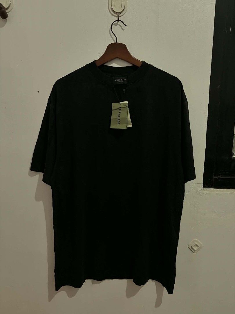 Balenciaga Metal Logo Black Tee (Category: Shirts) located in Daraga. Submitted by argarinang25024 (Listing ID 1467032468, Image 2). Description: - A Balenciaga black t-shirt brand new with hangtags - Bold metallic arched graphic on the back - Premium heavy cotton fabric with oversized fit - Classic ribbed crew neckline - Brand new with original store tags attached - Inner wash label features clear product codes for authenticity - need wash fresh