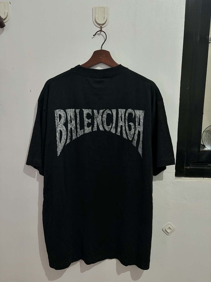 Balenciaga Metal Logo Black Tee (Category: Shirts) located in Daraga. Submitted by argarinang25024 (Listing ID 1467032468, Image 1). Description: - A Balenciaga black t-shirt brand new with hangtags - Bold metallic arched graphic on the back - Premium heavy cotton fabric with oversized fit - Classic ribbed crew neckline - Brand new with original store tags attached - Inner wash label features clear product codes for authenticity - need wash fresh