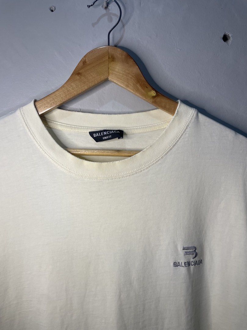 Balenciaga side logo shirt (Category: Tshirts & Polo Shirts ) located in Binan City. Submitted by miguelcubelo (Listing ID 1467093075, Image 2). Description: condition: good color rate: 9.8/10 size: Medium dimes: 24”W x 30”L issue: NONE❌ ₱450.