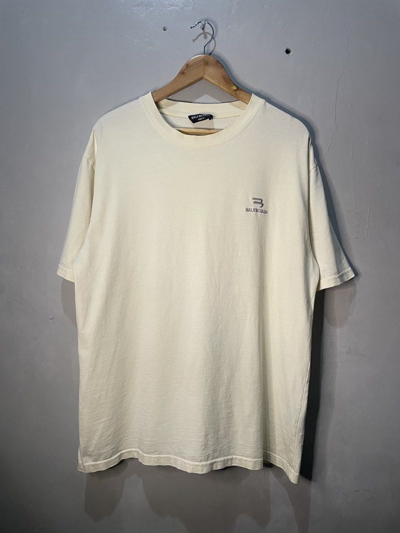 Balenciaga side logo shirt (Category: Tshirts & Polo Shirts ) located in Binan City. Submitted by miguelcubelo (Listing ID 1467093075, Image 1). Description: condition: good color rate: 9.8/10 size: Medium dimes: 24”W x 30”L issue: NONE❌ ₱450.
