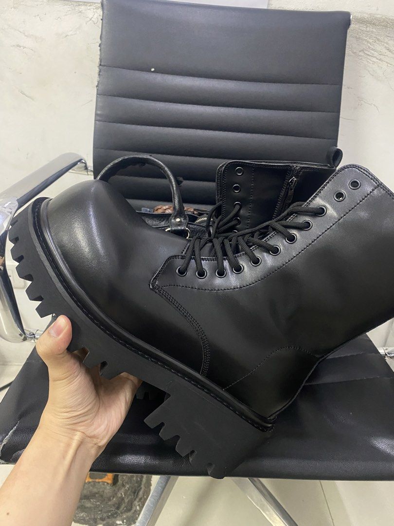 Balenciaga Stomper Boots (Category: Boots) located in Manila. Submitted by itachi1997 (Listing ID 1467145818, Image 3). Description: Size 45 to 46 US Inclusion Super Big Box.