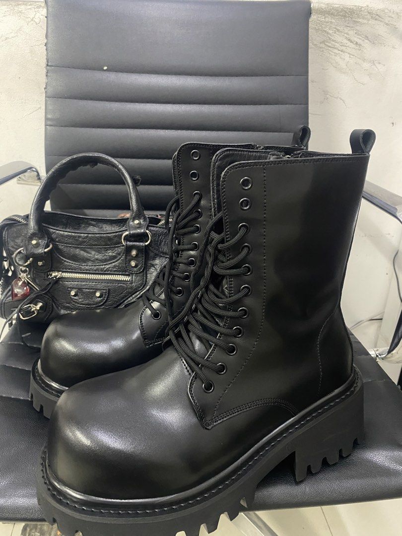 Balenciaga Stomper Boots (Category: Boots) located in Manila. Submitted by itachi1997 (Listing ID 1467145818, Image 2). Description: Size 45 to 46 US Inclusion Super Big Box.