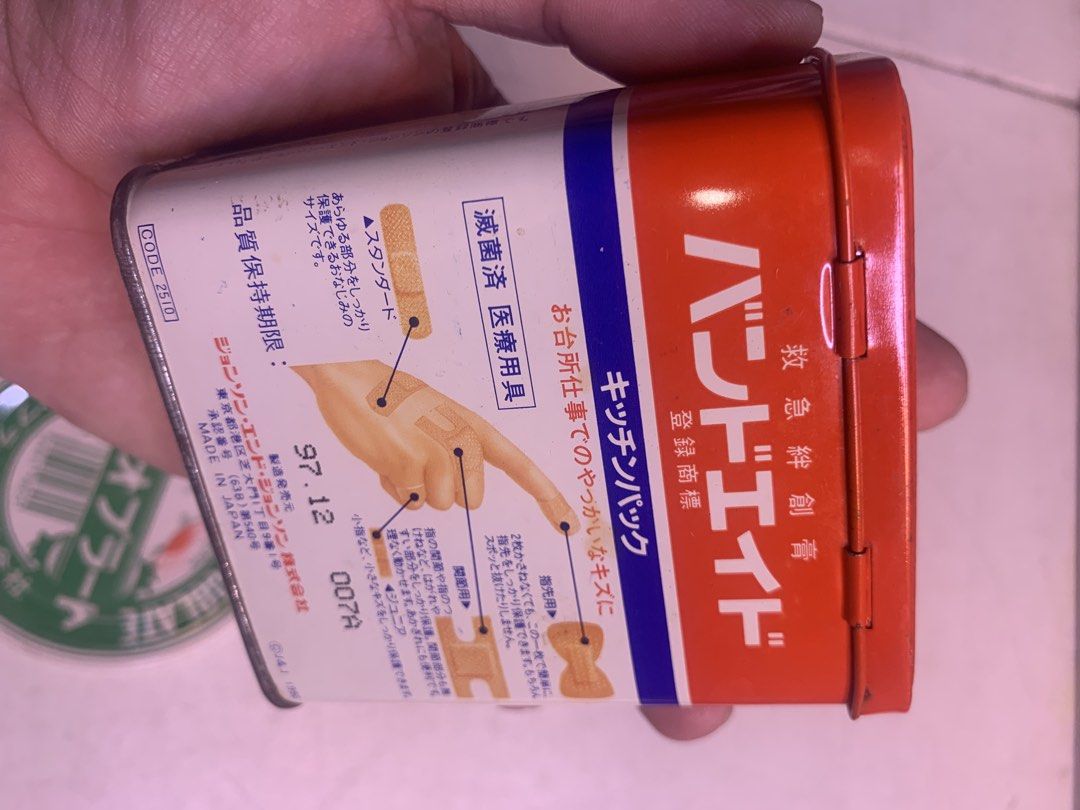 Band Aid Tin Can (Category: Vintage Collectibles) located in Carmona. Submitted by bihira (Listing ID 1467034058, Image 3). Description: Band Aid Tin Can - WYSIWYG - Vintage - Tin Metal Can - Band Aid - As is.