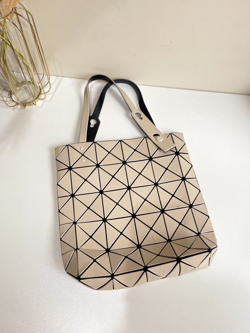 BAOBAO Tote Bag Medium (Category: Shoulder Bags) located in Quezon City. Submitted by vintagemuseco.ph (Listing ID 1467115738, Image 2). Description: Korea Sourced Pick-up ready No flaws.
