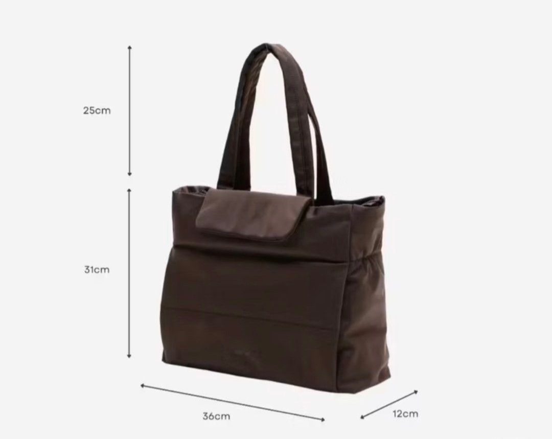 Bash Gateway Weekday Tote (Category: Shoulder Bags) located in Manila. Submitted by carminabay66300 (Listing ID 1467111449, Image 2). Description: Designed for everyday use - Quick-grab phone pocket - Smart compartments for organization - Slides over vour suitcase - Includes a kev strap - Made of durable, water-resistant nylon -Used a few times only, practically brand-new Black color available.