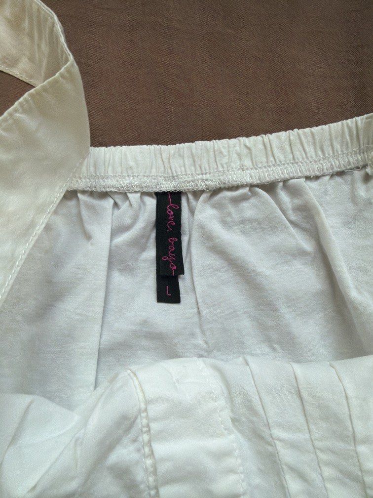 Bayo White Sleeveless Button Dress (Category: Dresses) located in Pasig City. Submitted by thegoodfind.ph (Listing ID 1467034454, Image 3). Description: Love, Bayo Thick sleeveless Above the knee.