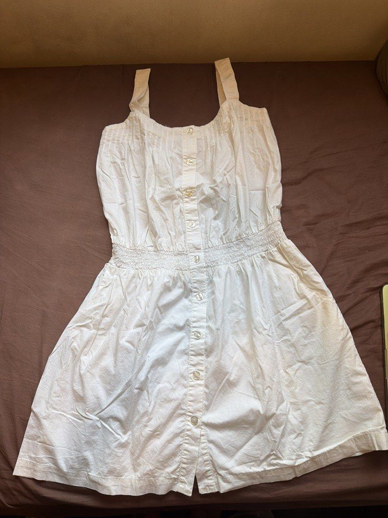 Bayo White Sleeveless Button Dress (Category: Dresses) located in Pasig City. Submitted by thegoodfind.ph (Listing ID 1467034454, Image 1). Description: Love, Bayo Thick sleeveless Above the knee.