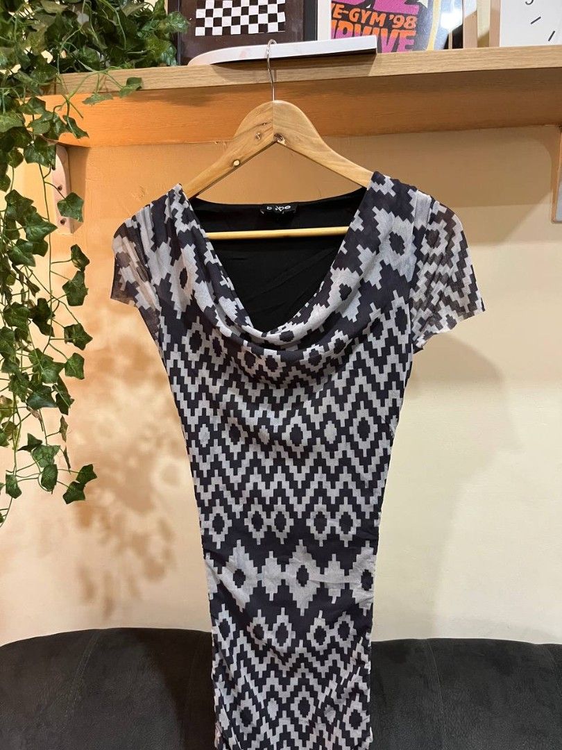 bebe geometric pattern cowl neck bodycon midi dress (Category: Dresses) located in Quezon City. Submitted by michypeachyy1 (Listing ID 1467016108, Image 1). Description: 650 plus shipping medium size.