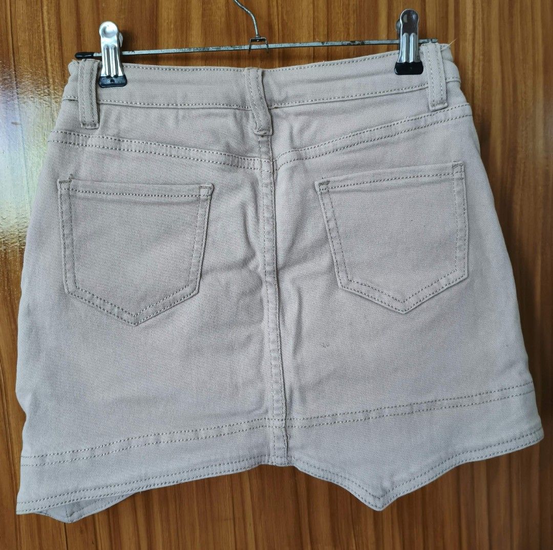 Beige Denim Skort Asymmetrical Hem (Category: Skirts) located in Caloocan City. Submitted by galorylem99656 (Listing ID 1467047661, Image 3). Description: ✨ Condition: Like New 📌 Reason for Selling: Decluttering PRODUCT DETAILS Type: Short Skirt/Skort/Palda Short Waist Height: Mid waist Color: Light Khaki (actual color may vary slightly depending on lighting) Size: Extra Small Waist: 24–26 inches or 64-66cm Hip: 32-33 inches or 80-82 cm Length: 