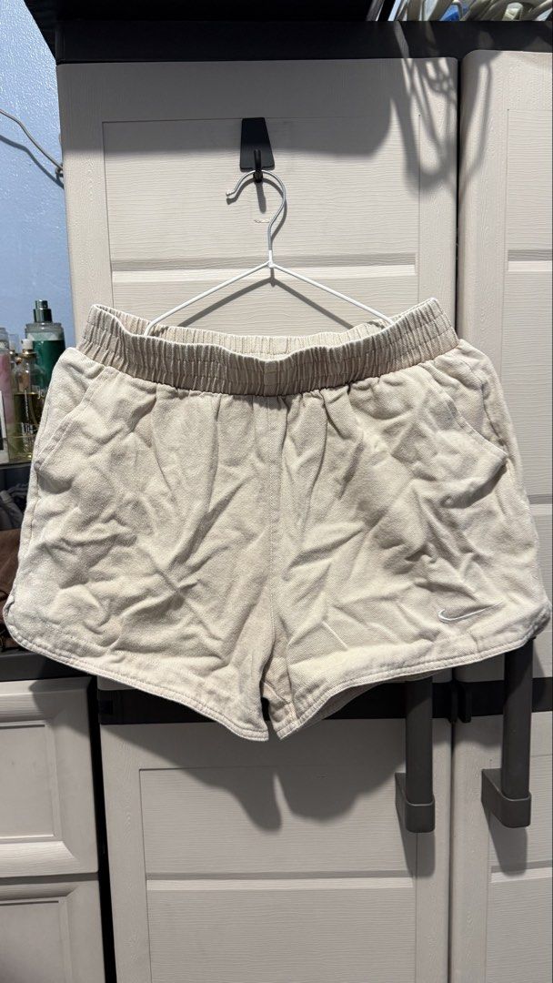 Beige Shorts (Category: Shorts) located in Quezon City. Submitted by dinesaur (Listing ID 1467131153, Image 1). Description: 30-34 waist.