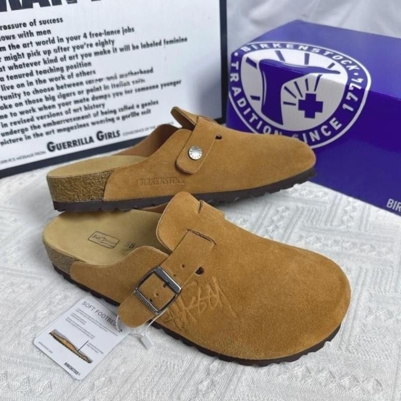 BIRKENSTOCK x Stussy 聯名栗色真牛皮包頭拖鞋涼鞋 35-46碼 （分類：波鞋）位於 Hong Kong。 由 guthrybgra61359 提交（商品編號 1467145748，圖片 10）。簡介： ✅ 尺碼範圍：35-46碼，全尺碼齊全 ✅ 材質：頭層真牛皮打造，質感細膩親膚耐穿 ✅ 購買須知：下單後約5-7天到港，順豐速運包郵直送府上。