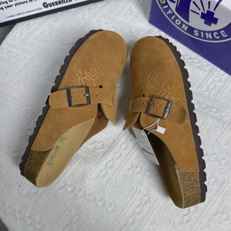 BIRKENSTOCK x Stussy 聯名栗色真牛皮包頭拖鞋涼鞋 35-46碼 （分類：波鞋）位於 Hong Kong。 由 guthrybgra61359 提交（商品編號 1467145748，圖片 6）。簡介： ✅ 尺碼範圍：35-46碼，全尺碼齊全 ✅ 材質：頭層真牛皮打造，質感細膩親膚耐穿 ✅ 購買須知：下單後約5-7天到港，順豐速運包郵直送府上。