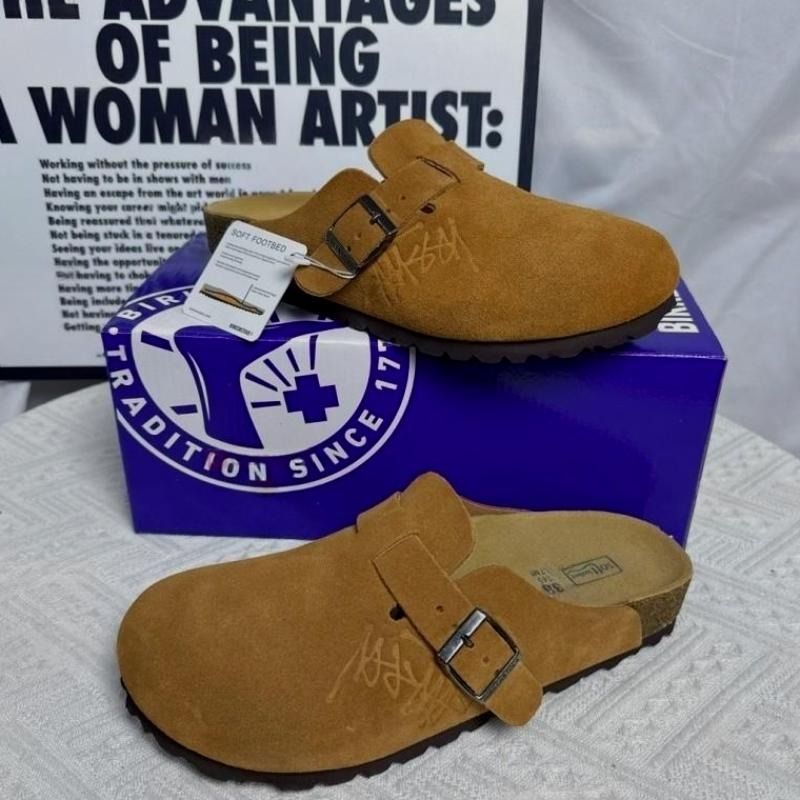 BIRKENSTOCK x Stussy 聯名栗色真牛皮包頭拖鞋涼鞋 35-46碼 （分類：波鞋）位於 Hong Kong。 由 guthrybgra61359 提交（商品編號 1467145748，圖片 4）。簡介： ✅ 尺碼範圍：35-46碼，全尺碼齊全 ✅ 材質：頭層真牛皮打造，質感細膩親膚耐穿 ✅ 購買須知：下單後約5-7天到港，順豐速運包郵直送府上。