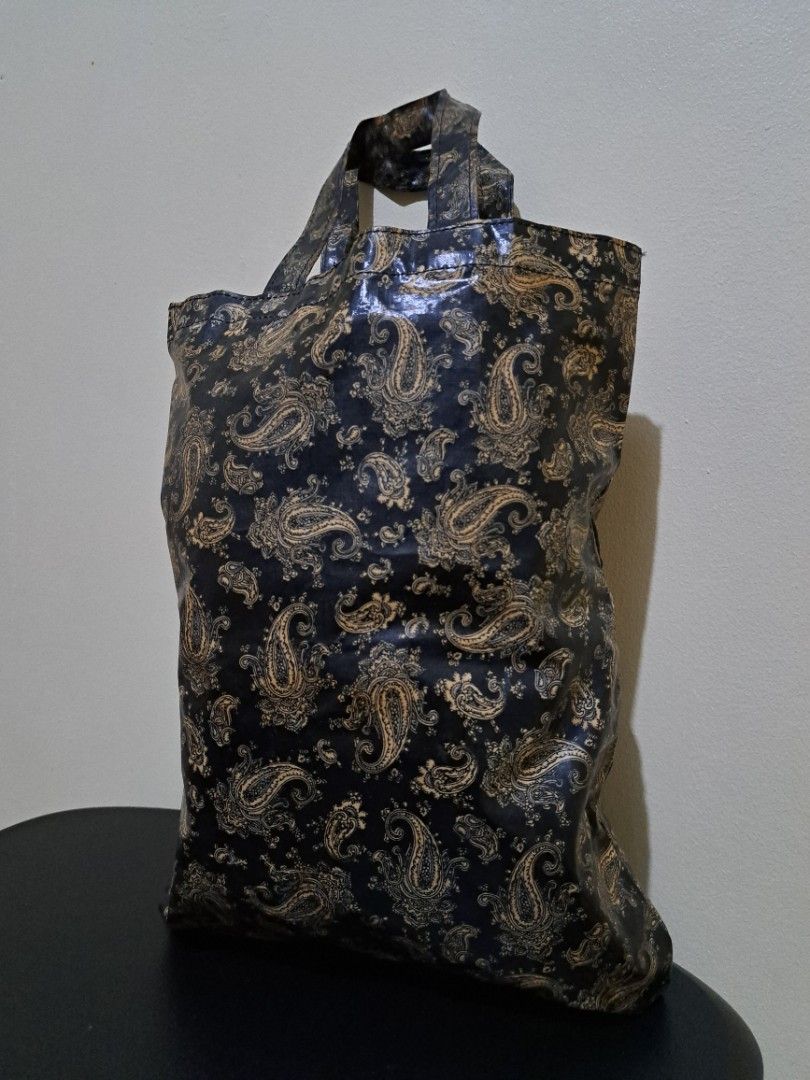 Black and Beige Paisley Pattern Tote Bag (Category: Tote Bags) located in Cebu City. Submitted by piakrisia (Listing ID 1467029853, Image 1). Description: Approx. Dimensions: Length: 11", Height: 14.5", Handle: 11" - Stylish black tote bag with intricate beige paisley pattern - Comfortable double-handle design for easy everyday carrying, waterproof - Convenient open-top style with a reverse-pattern unlined interior - Lightweight and folds complet