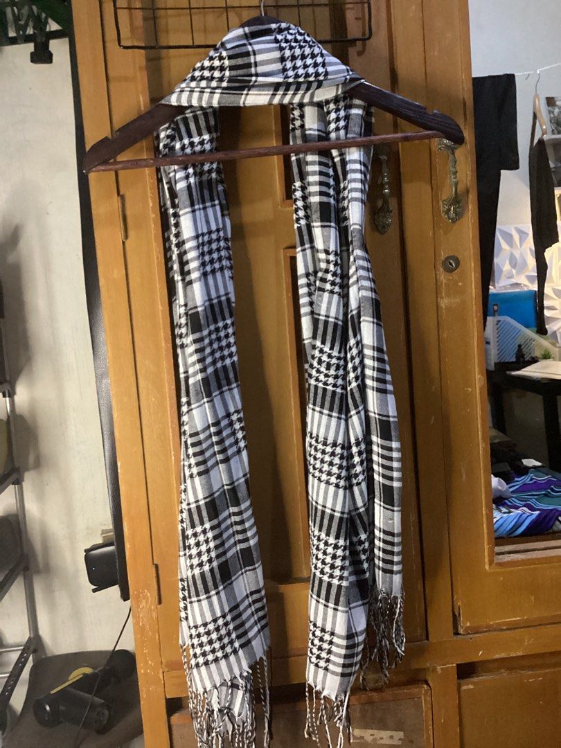 -COD Available- Black and white houndstooth plaid scarf with fringe (Category: Scarves) located in San Miguel. Submitted by jsibarra (Listing ID 1467070425, Image 1). Description: Scarf 💵 50 Meetup around San Miguel Bulacan Metro Bayan Delivery via J&T (Buyer shoulders shipping fee).
