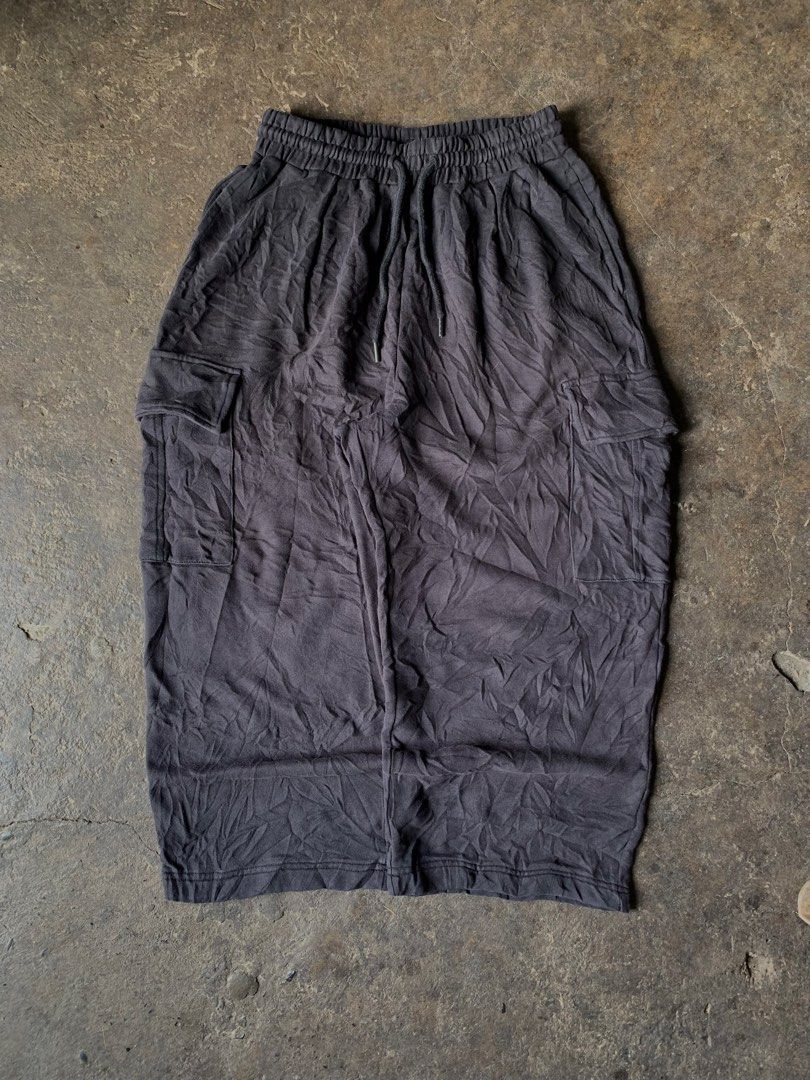 black cargo sweatpants (Category: Other Bottoms) located in Manila. Submitted by _blessmeo (Listing ID 1467074000, Image 1). Description: osfa waist 35 length 15 thigh 10 hem quality fabric! m on tag no issues.