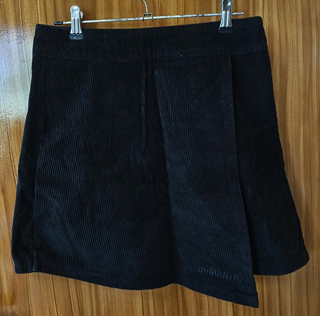 Black Corduroy Skirt Wrap Style (Category: Skirts) located in Caloocan City. Submitted by galorylem99656 (Listing ID 1467054803, Image 2). Description: ✨ Condition: Like New 📌 Reason for Selling: Decluttering PRODUCT DETAILS Type: Black Corduroy Wrap skirt Waist Height: Mid waist Color: Black (actual color may vary slightly depending on lighting) Size: Small Waist: 28 inches or 72 cm Hip: 34 inches or 86 cm Length: 16 inches or 40 cm TRANSACTION