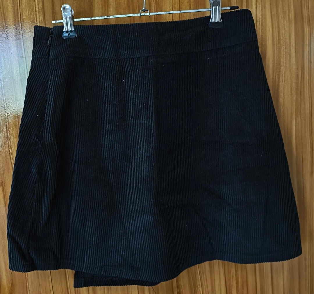 Black Corduroy Skirt Wrap Style (Category: Skirts) located in Caloocan City. Submitted by galorylem99656 (Listing ID 1467054803, Image 1). Description: ✨ Condition: Like New 📌 Reason for Selling: Decluttering PRODUCT DETAILS Type: Black Corduroy Wrap skirt Waist Height: Mid waist Color: Black (actual color may vary slightly depending on lighting) Size: Small Waist: 28 inches or 72 cm Hip: 34 inches or 86 cm Length: 16 inches or 40 cm TRANSACTION