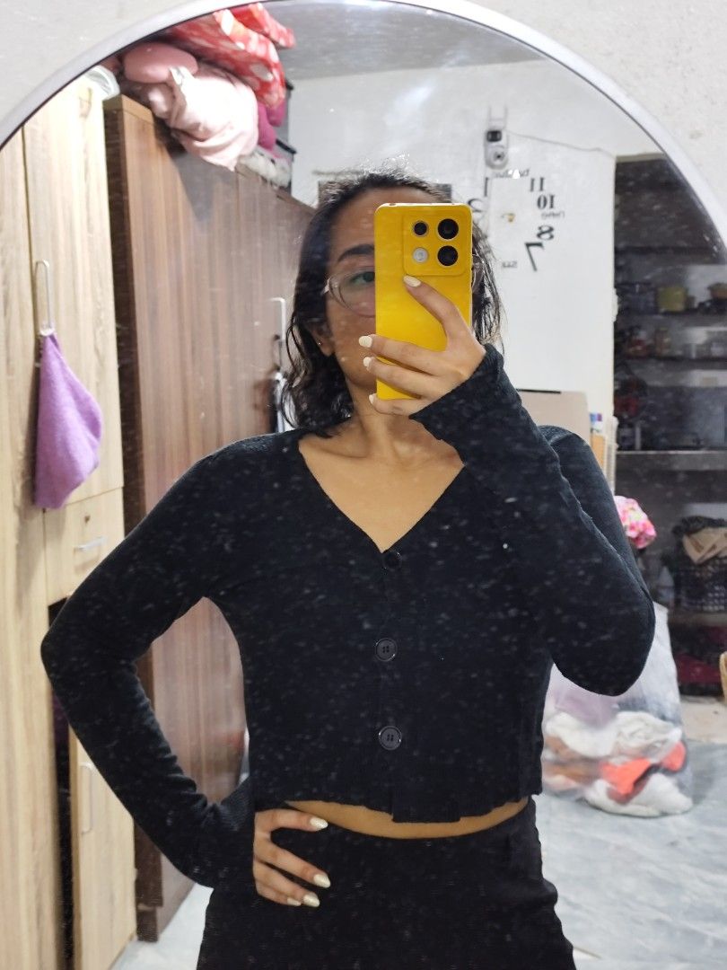 Black Cropped V-Neck Cardigan Sweater (Category: Coats, Jackets and Outerwear) located in Cavite. Submitted by zenshub (Listing ID 1467078093, Image 2). Description: Very cuteee. .
