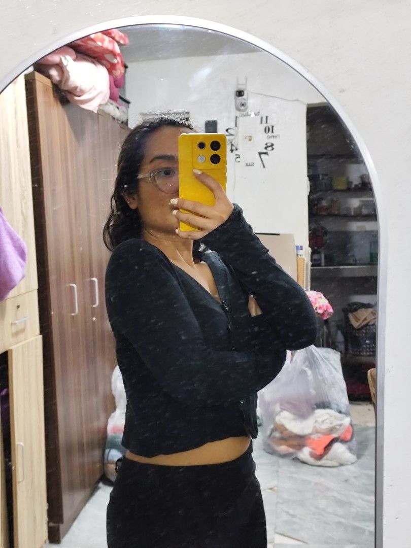 Black Cropped V-Neck Cardigan Sweater (Category: Coats, Jackets and Outerwear) located in Cavite. Submitted by zenshub (Listing ID 1467078093, Image 3). Description: Very cuteee. .