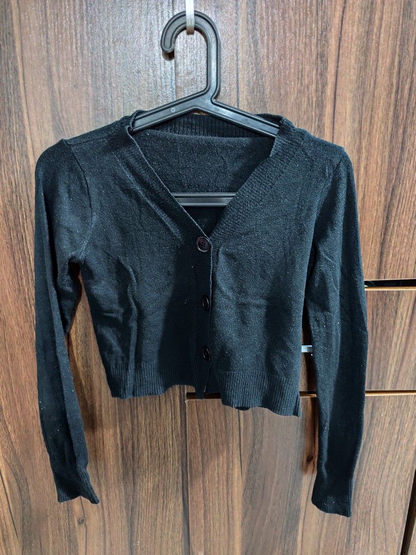 Black Cropped V-Neck Cardigan Sweater (Category: Coats, Jackets and Outerwear) located in Cavite. Submitted by zenshub (Listing ID 1467078093, Image 1). Description: Very cuteee. .