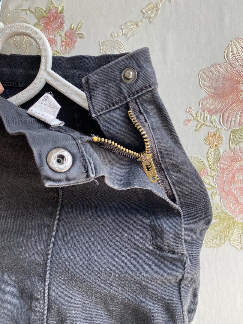 Black denim shorts (Category: Shorts) located in Bulacan. Submitted by str4wberryjj (Listing ID 1467110048, Image 3). Description: - size 24-25 - super gandaaa as in - working button & zipper.