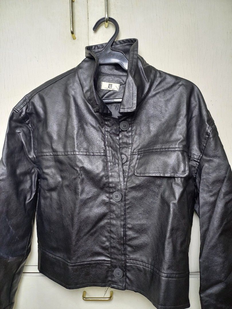Black Leather Jacket with Front Pocket (Category: Coats, Jackets and Outerwear) located in Manila. Submitted by einnorsells (Listing ID 1466999613, Image 2). Description: - Color: Black - Material: Faux leather - Closure: Front buttons - Features: Classic collar, long sleeves, and chest pocket - Fit: Regular fit, ideal for layering in cooler weather - Styling: Easily pairs with both jeans and dresses 📌 gcash / gotyme / bank 📌 ggx / sdd / jnt.