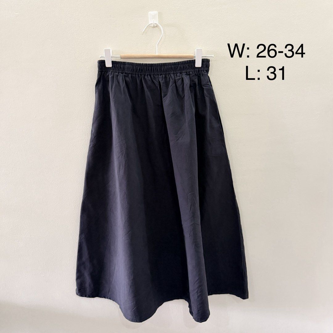 Black Midi Skirt Elastic Waist (Category: Skirts) located in Rodriguez. Submitted by jrms23 (Listing ID 1466996433, Image 1). Description: - Color: Black - Style: Flowy midi skirt, great everyday basic - Waist: 26 to 34 inches (elastic waistband for an easy fit) - Length: 31 inches - Condition: Clean and ready to wear.