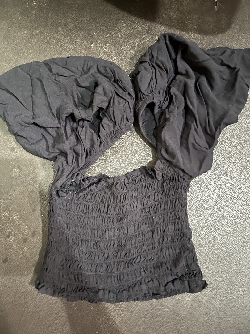 Black Off-Shoulder Smocked Crop Top (Category: Blouses) located in Manila. Submitted by rhiangastadora (Listing ID 1467032721, Image 2). Description: Free if you buy an item.