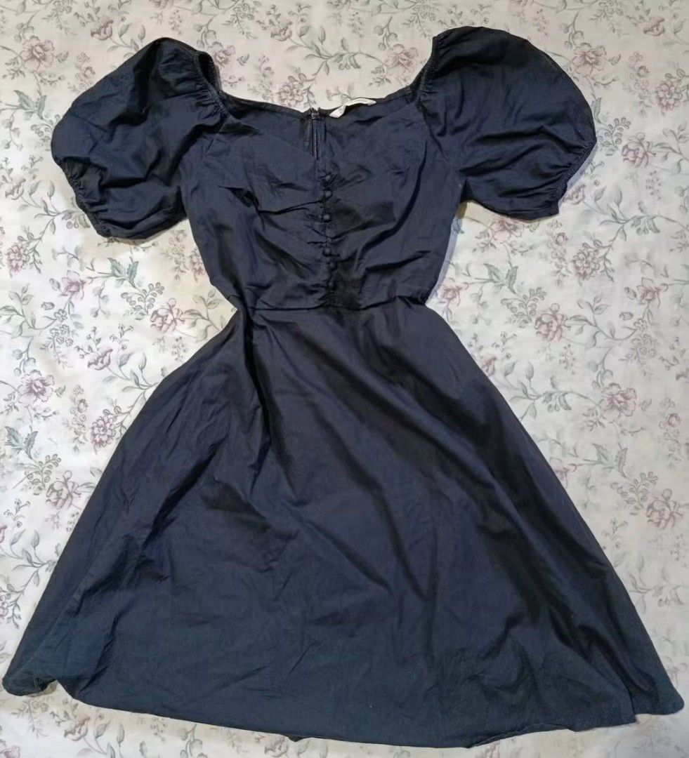 BLACK PUFF SLEEVE (Category: Dresses) located in Manila. Submitted by itzme_acquaria (Listing ID 1467038062, Image 1). Description: SMALL.