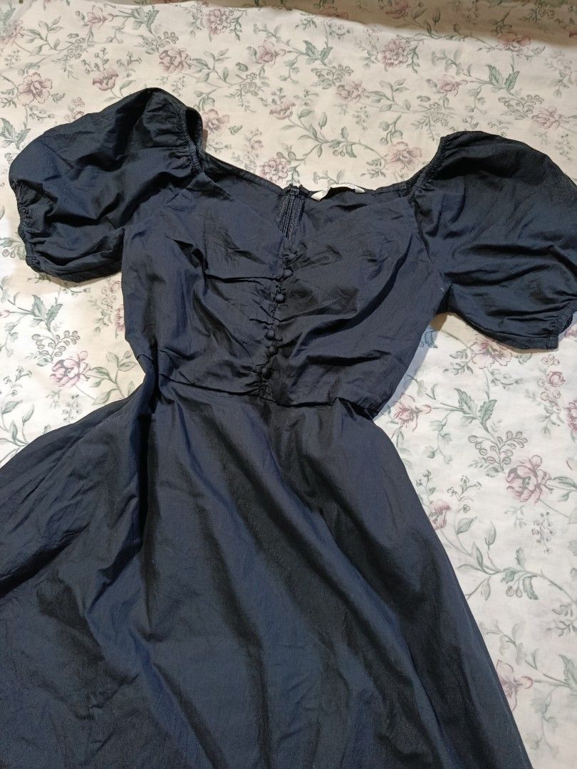 BLACK PUFF SLEEVE (Category: Dresses) located in Manila. Submitted by itzme_acquaria (Listing ID 1467038062, Image 2). Description: SMALL.