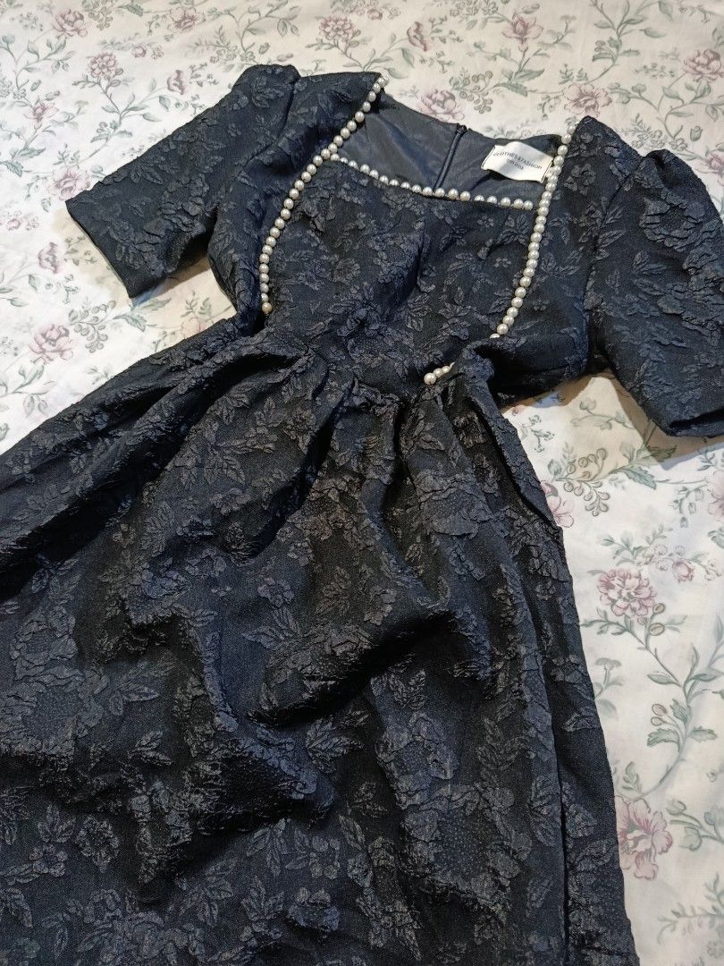 BLACK PUFF SLEEVE (Category: Dresses) located in Manila. Submitted by itzme_acquaria (Listing ID 1467041802, Image 2). Description: XS-S.