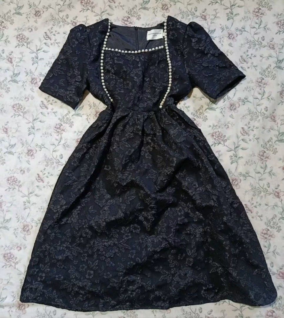 BLACK PUFF SLEEVE (Category: Dresses) located in Manila. Submitted by itzme_acquaria (Listing ID 1467041802, Image 1). Description: XS-S.