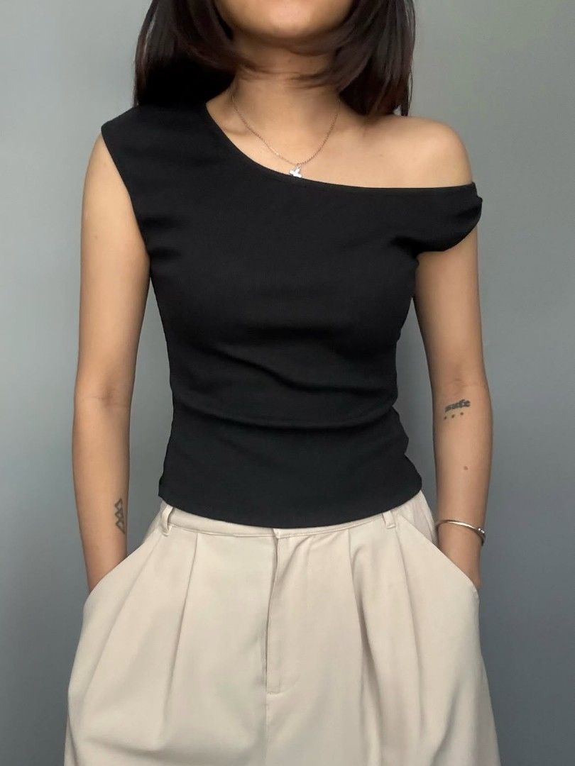 black ribbed one shoulder top (Category: Others Tops) located in Legazpi City. Submitted by z.ehranicole (Listing ID 1467128913, Image 1). Description: .