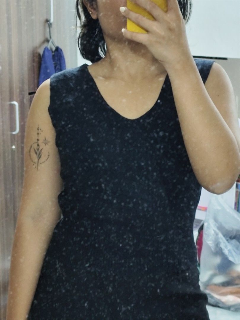 Black sleeveless v-neck knit top (Category: Sleeveless) located in Cavite. Submitted by zenshub (Listing ID 1467078546, Image 1). Description: Issue is on the photo..