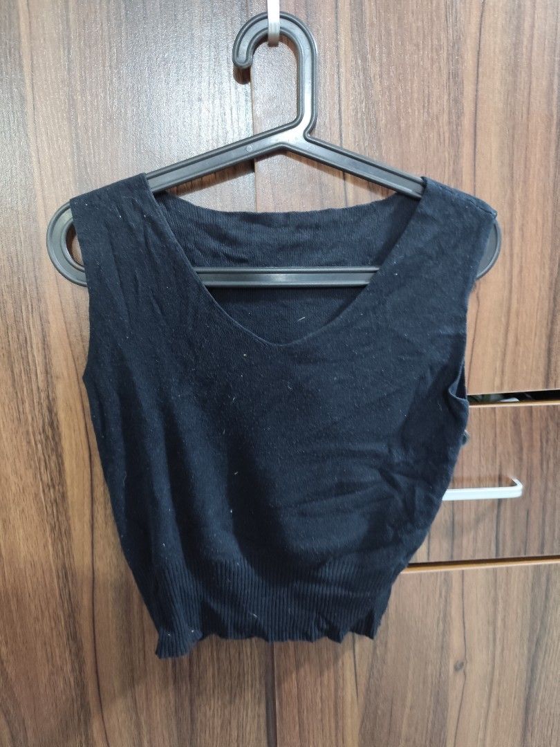 Black sleeveless v-neck knit top (Category: Sleeveless) located in Cavite. Submitted by zenshub (Listing ID 1467078546, Image 3). Description: Issue is on the photo..