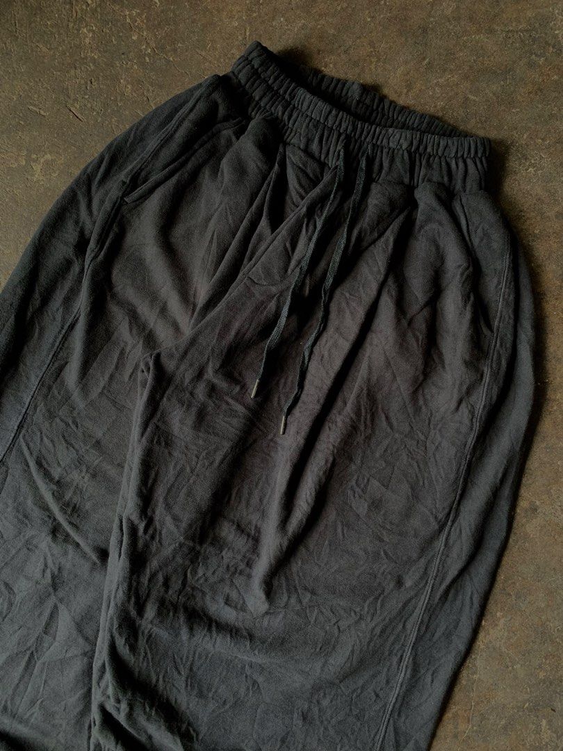 black sweatpants (Category: Other Bottoms) located in Manila. Submitted by _blessmeo (Listing ID 1467073359, Image 3). Description: osfa waist 39 length 20 thigh 11 hem quality fabric! m on tag adjustable hem no issues .