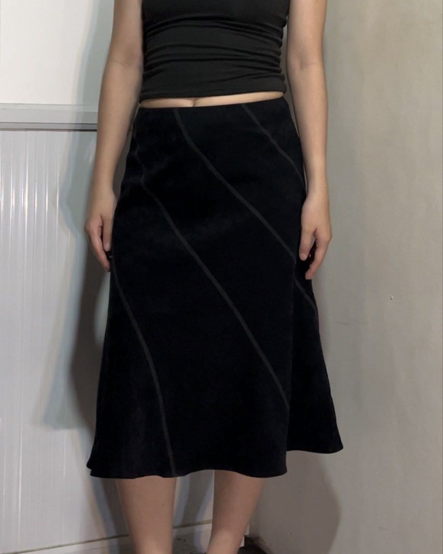 black velvety midi skirt (Category: Skirts) located in Manila. Submitted by shop.erissa (Listing ID 1466312017, Image 1). Description: description: - w: 26, l:24 - black velvety midi skirt with diagonal stitch design mop: - maribank - bdo.