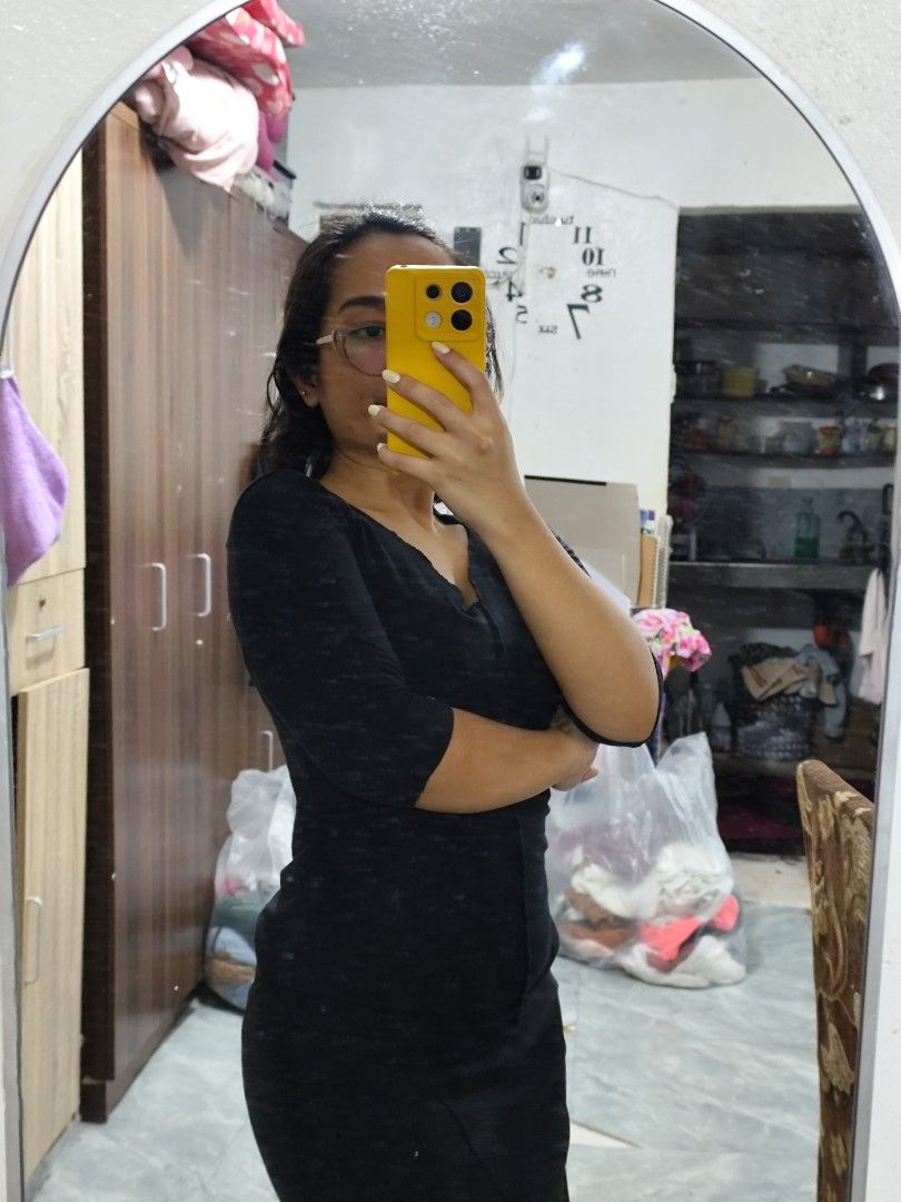 Black V-neck top with front pockets and sleeves (Category: Blouses) located in Cavite. Submitted by zenshub (Listing ID 1467077905, Image 3). Description: Can fit to medium. Very sexy sya suotin. It will curve your body. .