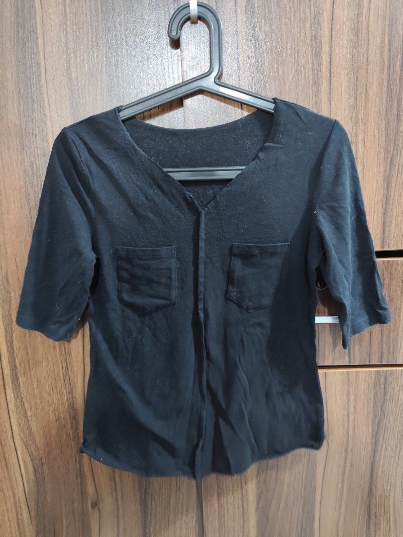 Black V-neck top with front pockets and sleeves (Category: Blouses) located in Cavite. Submitted by zenshub (Listing ID 1467077905, Image 1). Description: Can fit to medium. Very sexy sya suotin. It will curve your body. .