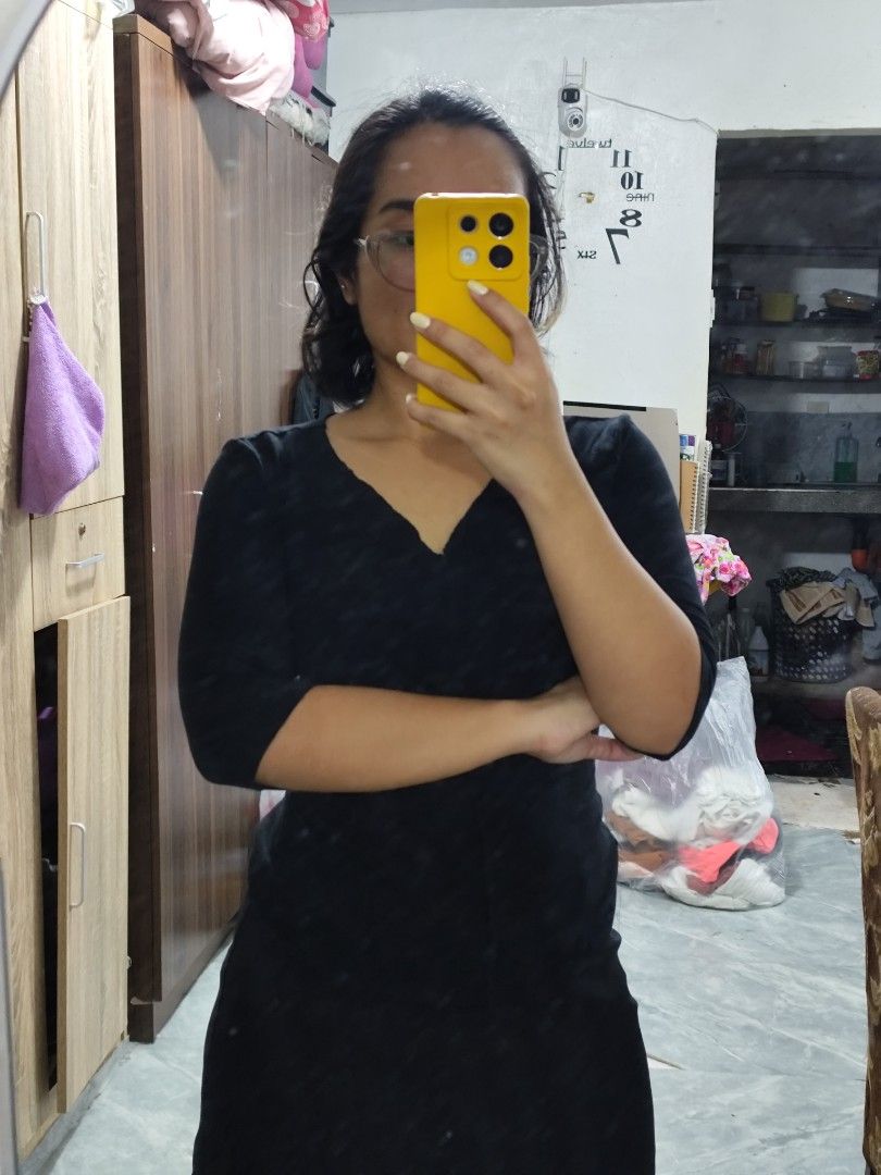 Black V-neck top with front pockets and sleeves (Category: Blouses) located in Cavite. Submitted by zenshub (Listing ID 1467077905, Image 2). Description: Can fit to medium. Very sexy sya suotin. It will curve your body. .