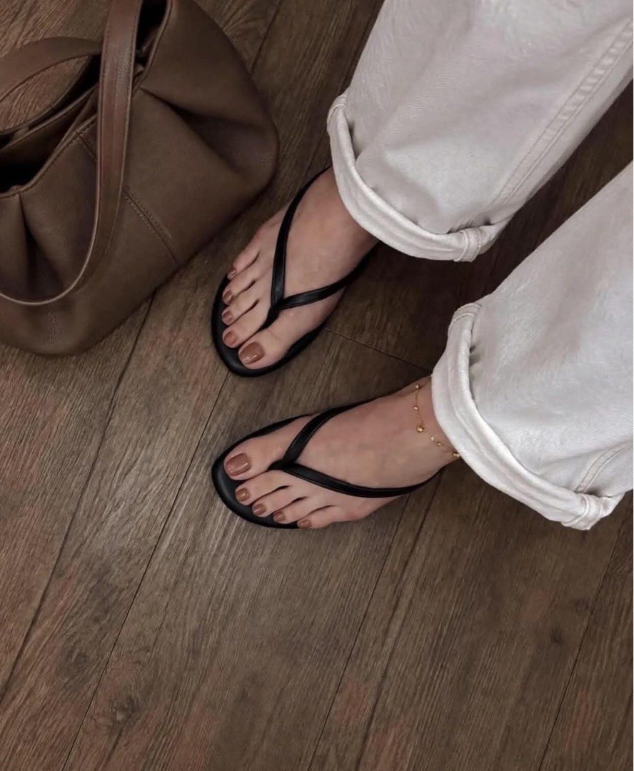 Black wedge padded sandals (Category: Flats & Sandals) located in Subic. Submitted by ayvee.ph (Listing ID 1466753917, Image 1). Description: Black wedge padded sandals Very comfy!!!💯 Very pretty when worn 😍 Once worn No issue / Flaws Rfs: Mejo maliit skn though size 6 sya Size: 36 23cm Price: 560 sale (last price posted) 📌Color may differ due to lighting camera used 📍Olongapo / Subic 🚚Reg J&T door to door del by bb.