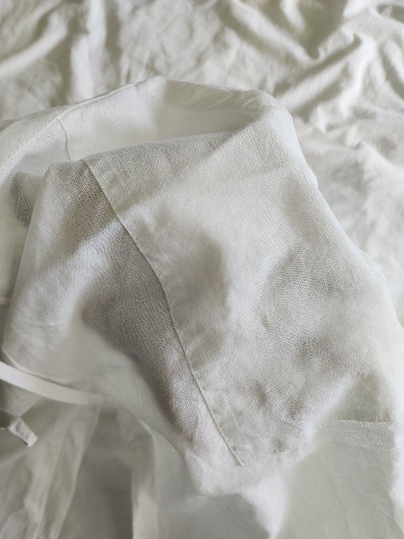 Blackbough White Linen Drawstring Pants (Beach Cover Up) (Category: Trousers) located in Taguig. Submitted by groovefunknsoul (Listing ID 1467048093, Image 3). Description: - Brand: Blackbough - Size: M (tagged on waistband) - Color: White - Material: Lightweight and breathable linen with natural texture - Fit: Straight-leg, great for warm weather - Features: Adjustable drawstring waist and convenient side pockets - Never used - For beach trips o