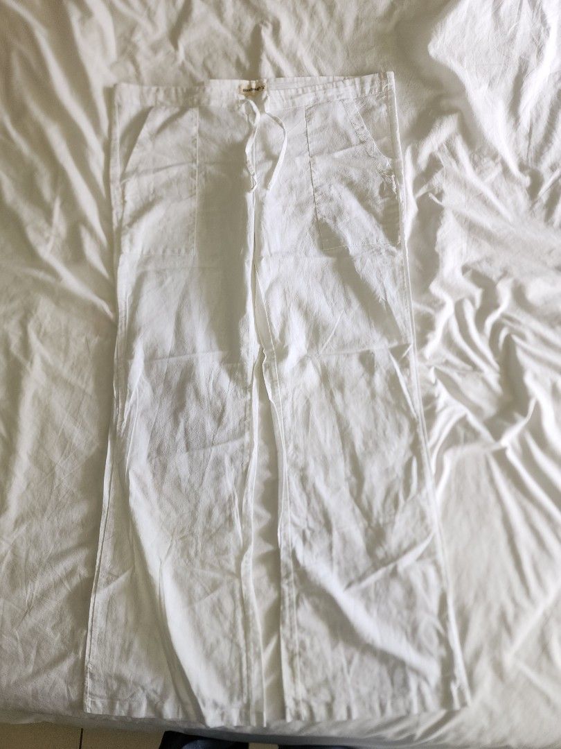 Blackbough White Linen Drawstring Pants (Beach Cover Up) (Category: Trousers) located in Taguig. Submitted by groovefunknsoul (Listing ID 1467048093, Image 1). Description: - Brand: Blackbough - Size: M (tagged on waistband) - Color: White - Material: Lightweight and breathable linen with natural texture - Fit: Straight-leg, great for warm weather - Features: Adjustable drawstring waist and convenient side pockets - Never used - For beach trips o