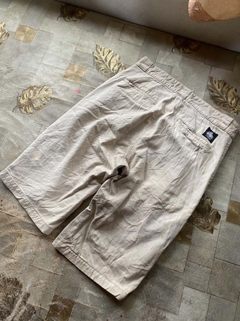 BLIND VINTAGE SHORT (Category: Shorts) located in Dipolog. Submitted by 2hccollective (Listing ID 1467126695, Image 1). Description: GOOD CONDITION NO ISSUE 9/10 COLORATE SIZE 32 DIMES : W32 - L23 OPENING 10.