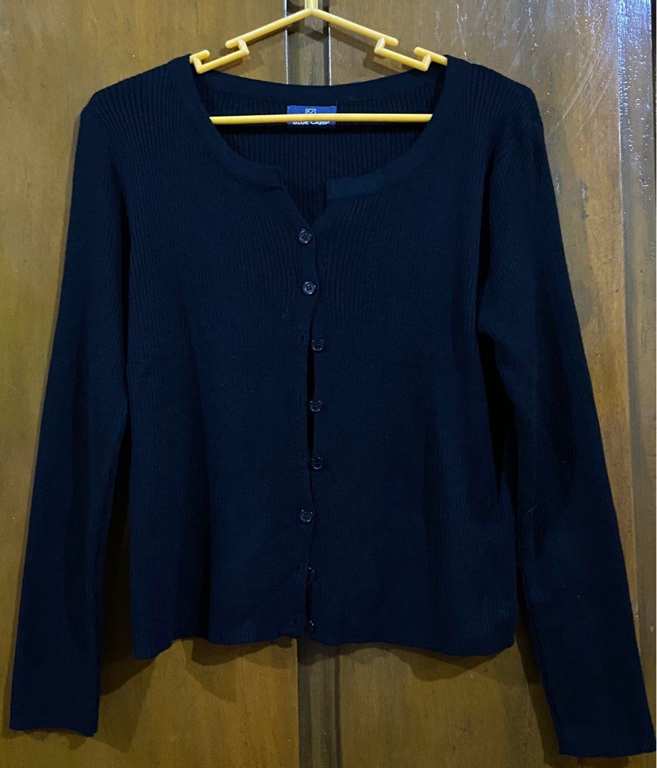 Blue Camp Long-Sleeve Cardigan (Category: Longsleeves) located in Guinobatan. Submitted by jadieee_young22 (Listing ID 1466977879, Image 2). Description: Pre- loved, good condition (worn 1-2 times only) Color: Black Brand: Blue Camp No flaws Fits Xs to Medium/ Free size Bought from Mall .