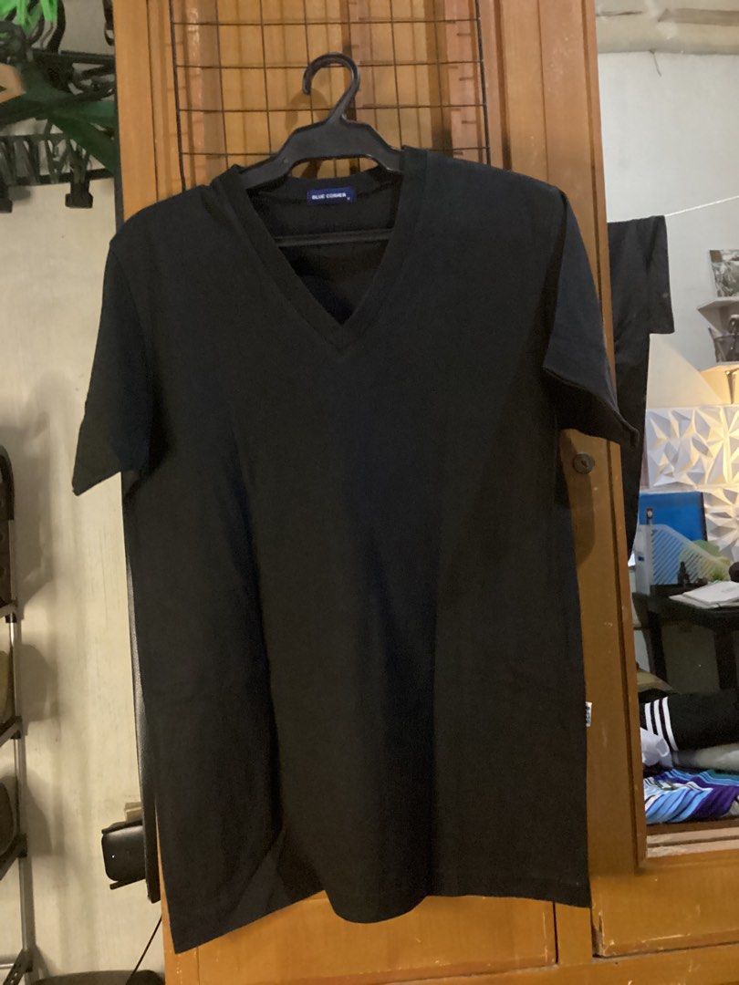 -COD Available- Blue Corner V-Neck T-Shirt (Black) (Category: Luxury Apparel) located in San Miguel. Submitted by jsibarra (Listing ID 1467064884, Image 1). Description: Blue Corner V-Neck T-Shirt (Black) Medium on tag Length: 28 inches Width: 18.5 inches 💵 70 Meetup around San Miguel Bulacan Metro Bayan Delivery via J&T (Buyer shoulders shipping fee).