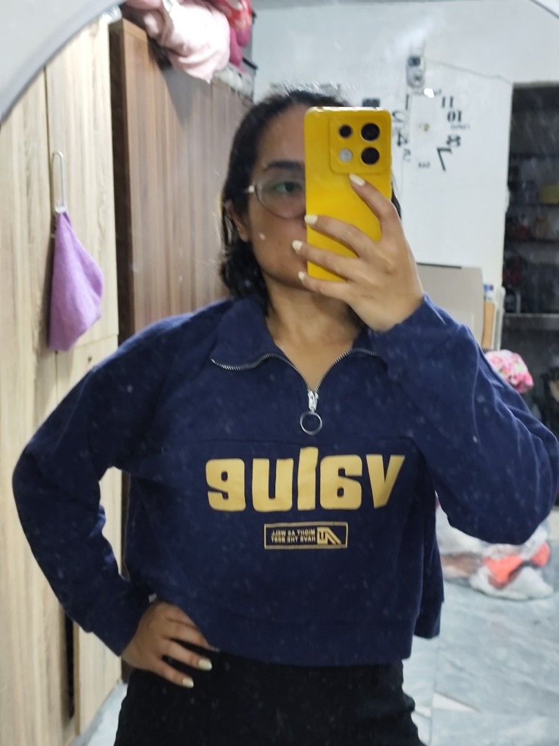 Blue crop quarter-zip sweatshirt with value print (Category: Coats, Jackets and Outerwear) located in Cavite. Submitted by zenshub (Listing ID 1467078384, Image 2). Description: Very comfy nitoo. Bagay sa pants or shorts. :).
