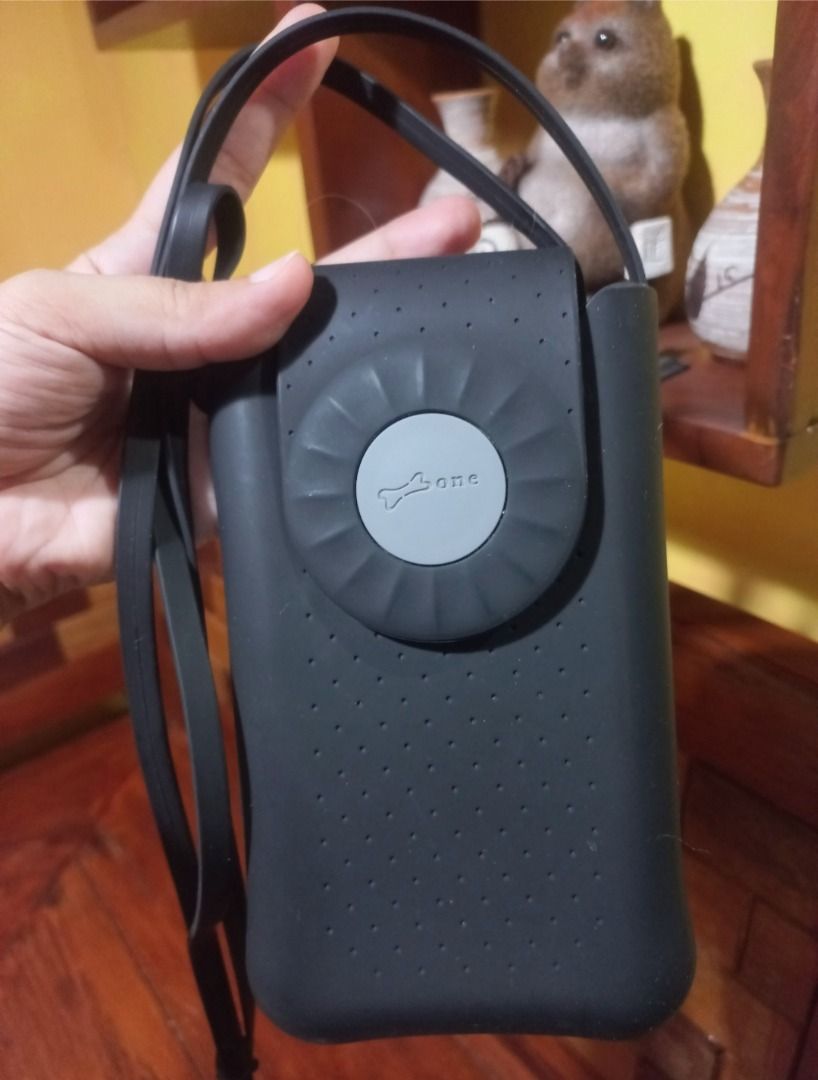 BONE COLLECTION Bubble Crossbody Phone Bag ( Black) (Category: Cross-body Bags) located in Pugo. Submitted by mhylee_fang1989 (Listing ID 1467106679, Image 1). Description: .